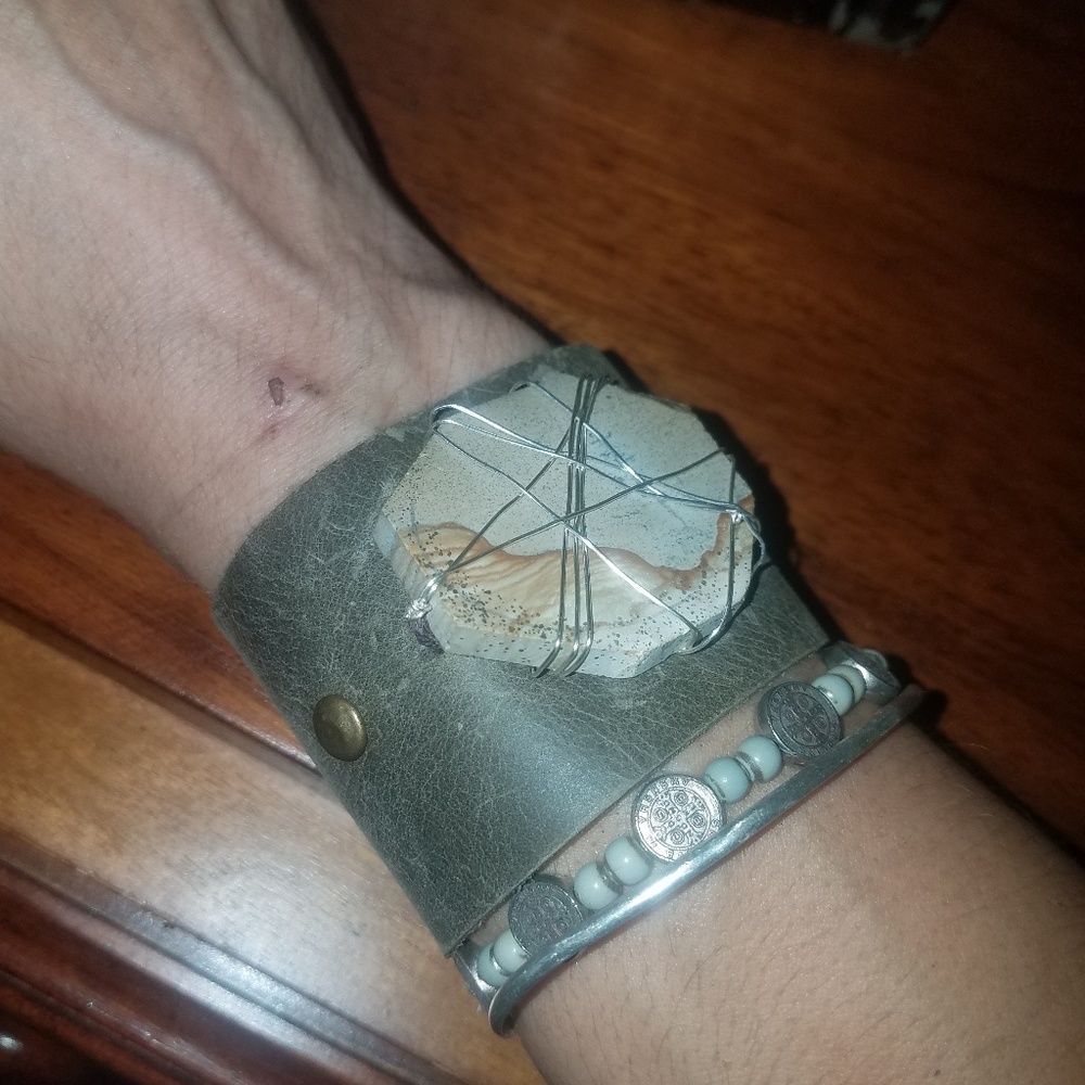 Leather cuff - Picture 2 of 3